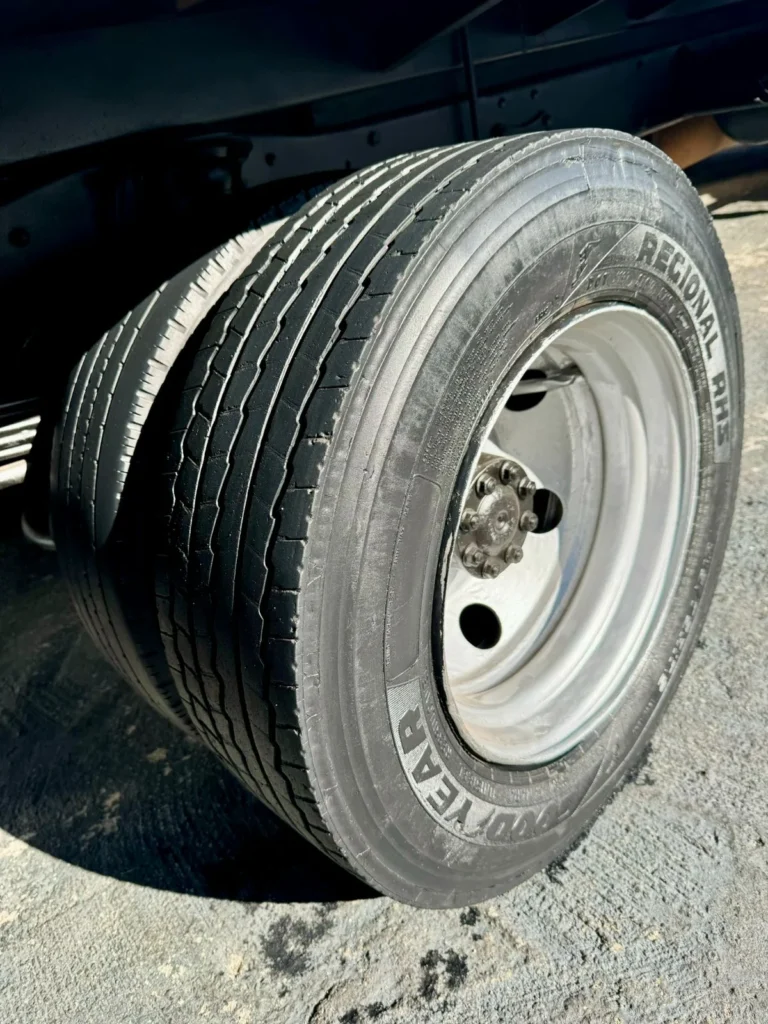 Mercedes 712c Ano e Mod 2001 Baú