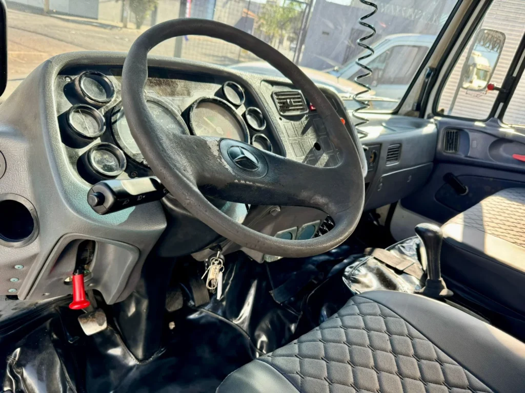 Mercedes 712c Ano e Mod 2001 Baú