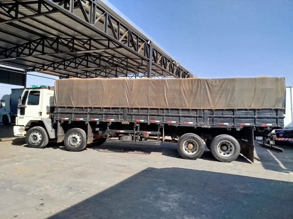 Ford Cargo 2428 Graneleiro Bi Truck, Ano e Mod 2011